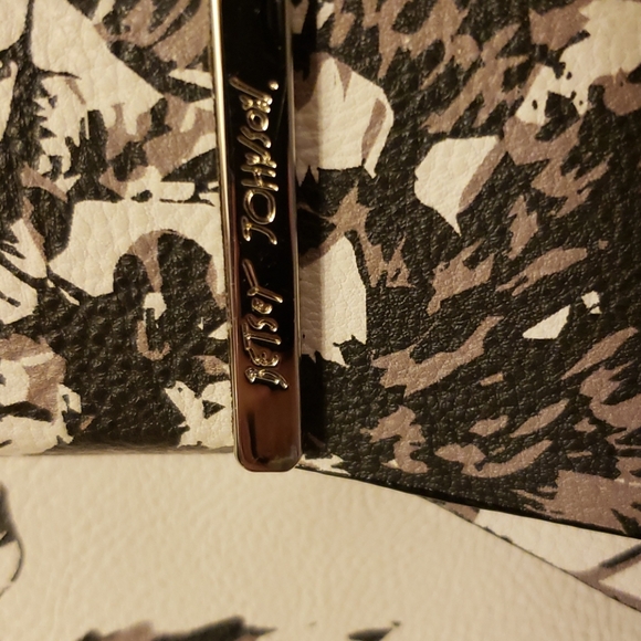 Betsy Johnson flower purse - Picture 2 of 7